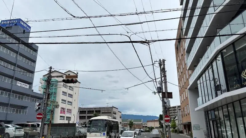 橿原神宮前駅東出口方面の街並み。店舗付近から望む道路とビル群、交通の様子