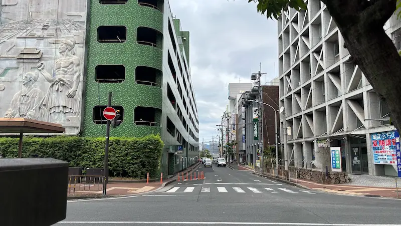 近鉄百貨店橿原店前の通りから八木駅方面を望む風景。左側に特徴的な壁画のある建物が見える