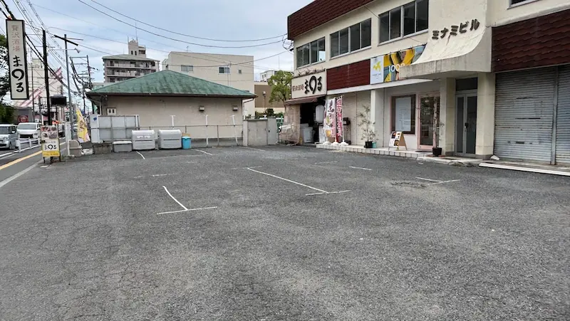橿原市トニーベイク店舗前の駐車場スペース。白線で区画された駐車枠と店舗入口の様子