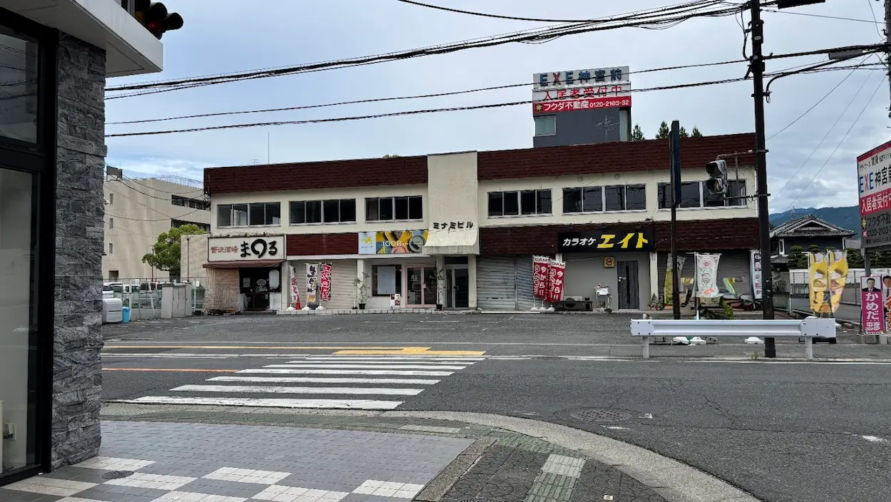 橿原市トニーベイク前の駐車場全景。店舗前の広々とした駐車スペースと道路からの入り口の様子