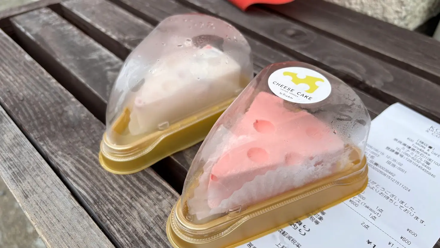 橿原市トニーベイクでテイクアウトしたイチゴ味のチーズケーキとヨーグルトアイス。可愛らしい三角形のパッケージ入り