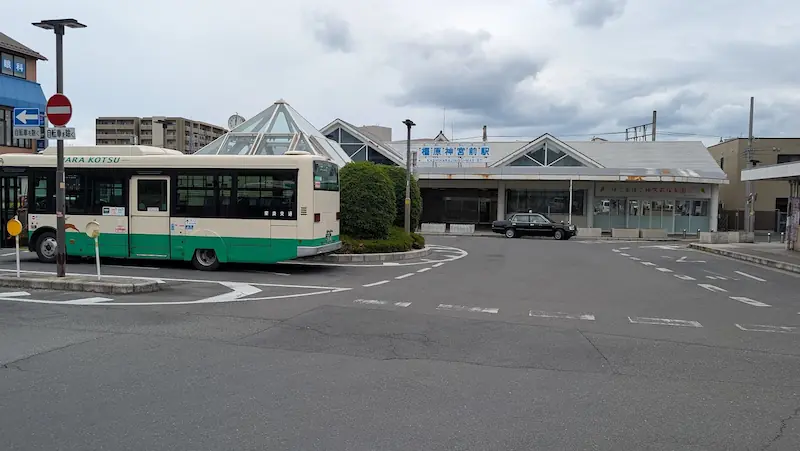 橿原神宮前駅西口のロータリーの様子。路線バスが停車しており、タクシーも待機している