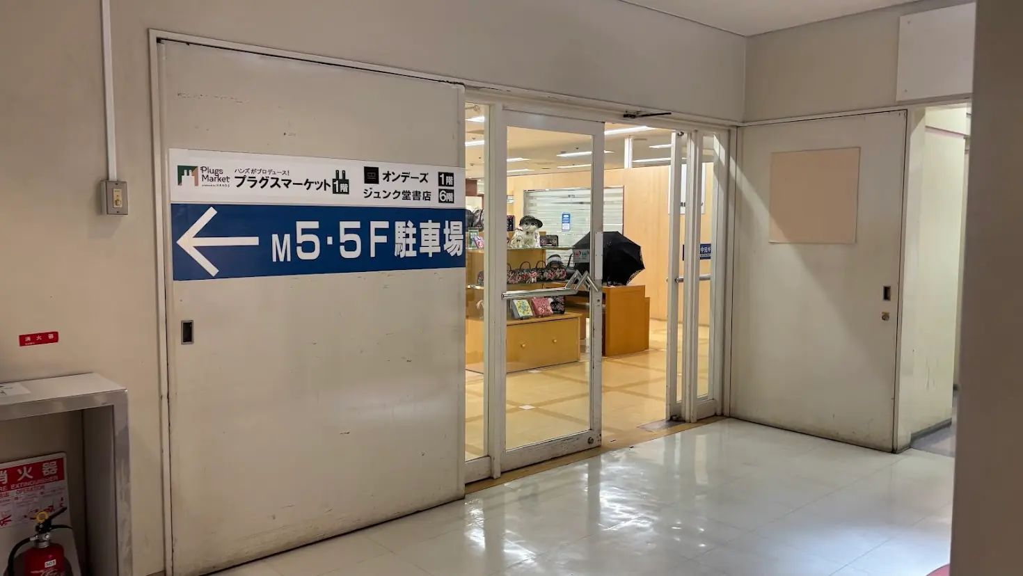 近鉄百貨店橿原店5階のフロア入り口。M5・5階駐車場への案内表示と店内への入り口扉