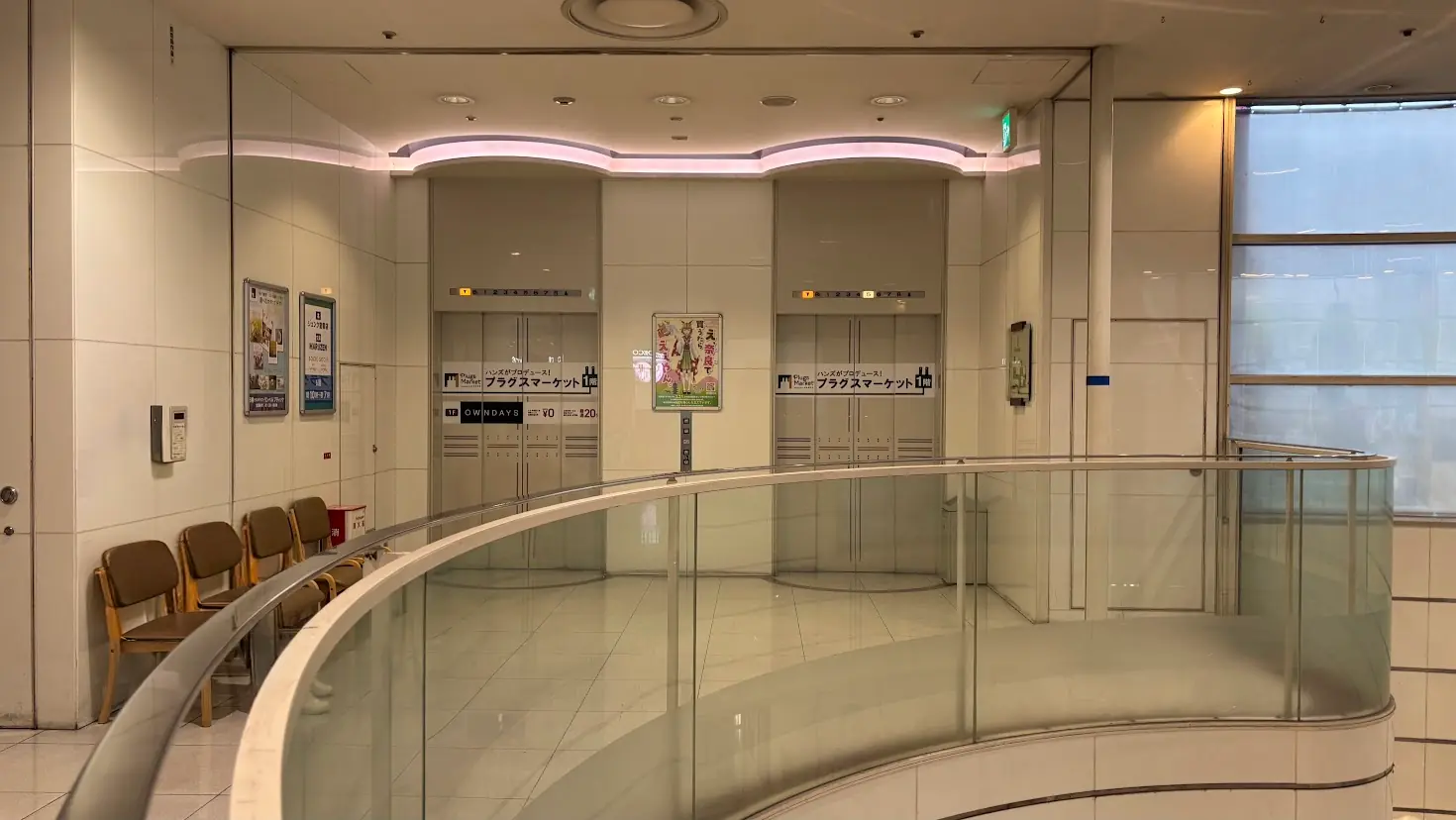近鉄百貨店橿原店の正面入り口から入ってすぐ左側にある、プラグスマーケットへ繋がるエレベーターホール