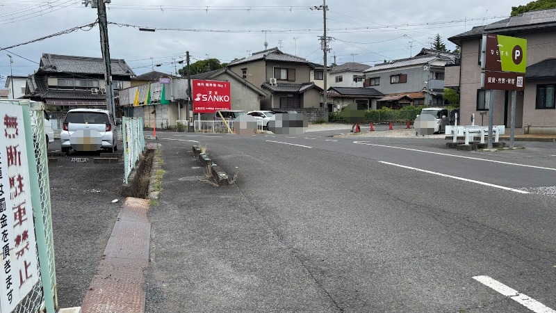 久米寺へ向かう最終分岐点。赤い「SANKO」の看板が目印の交差点で、ここを曲がって目的地へ向かう
