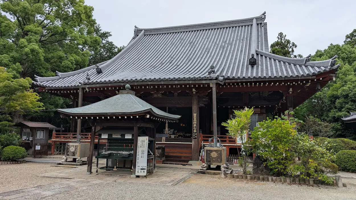 久米寺の本堂。手前には香炉があり、重厚な屋根と静かな境内の木々が調和している様子