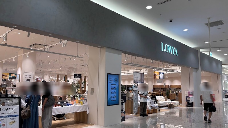 LOWYA奈良店の店舗入り口。明るく開放的な店内の様子と、オープン初日に訪れた多くの客で賑わう光景