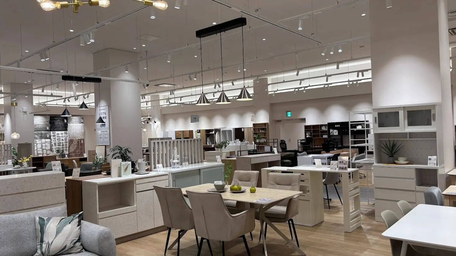 LOWYA奈良店の広々とした店内。ダイニングテーブルセットやスタイリッシュな照明が展示された、洗練されたインテリア空間