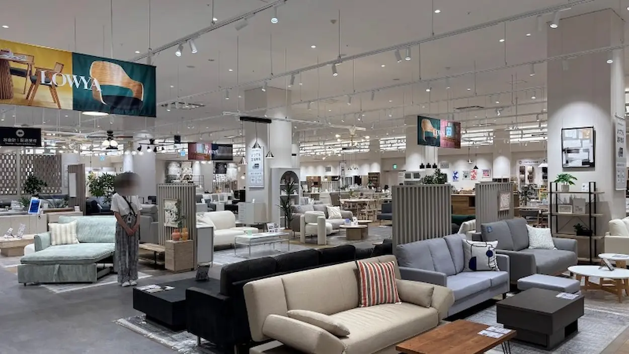 LOWYA奈良店の店内。多彩なデザインのソファやソファベッドが整然と並び、リビングルームの雰囲気を再現した展示スペース