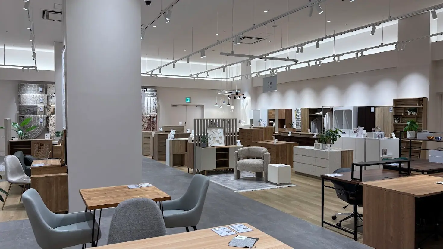 LOWYA奈良店の収納家具展示エリア。チェストやラックが整然と並び、洗練された生活空間を演出している様子