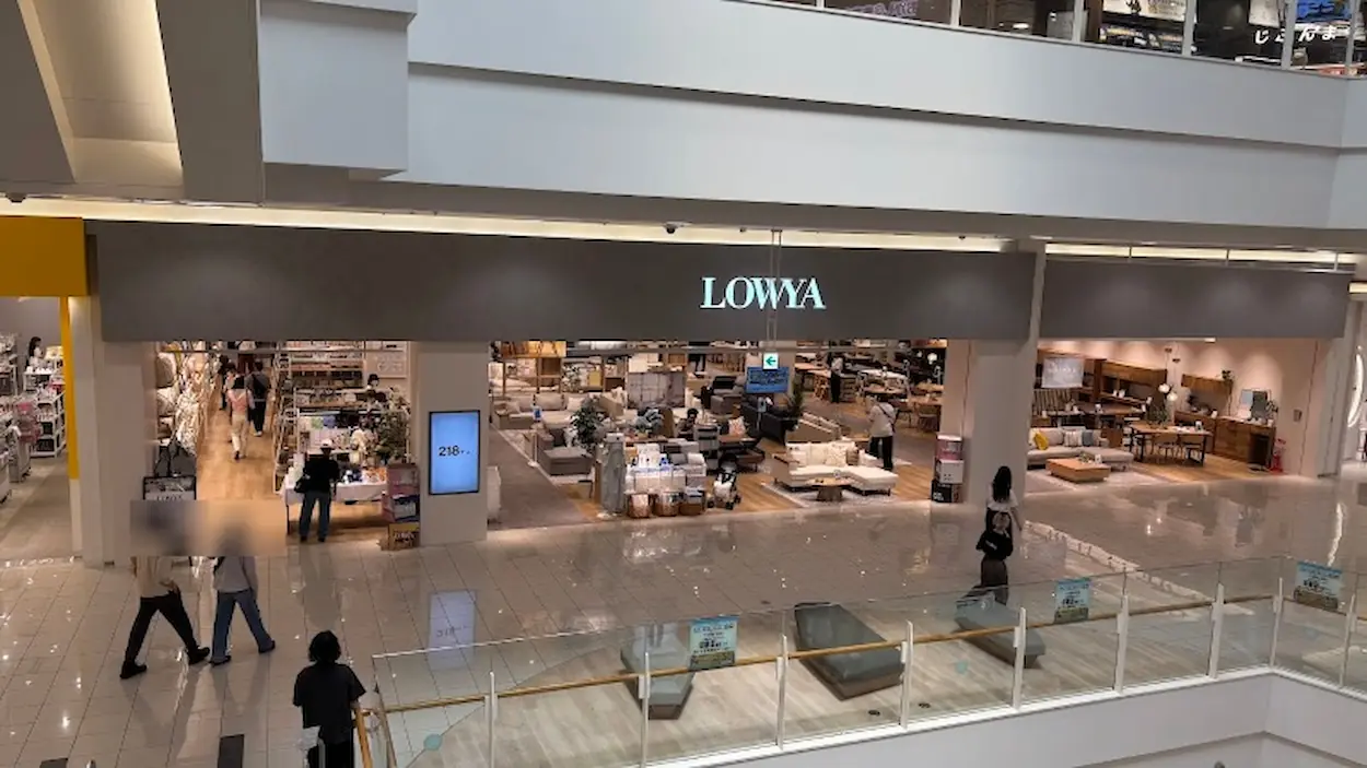 2026年6月19日オープンの家具店LOWYA店舗入り口。洗練された店内の様子と来客の様子
