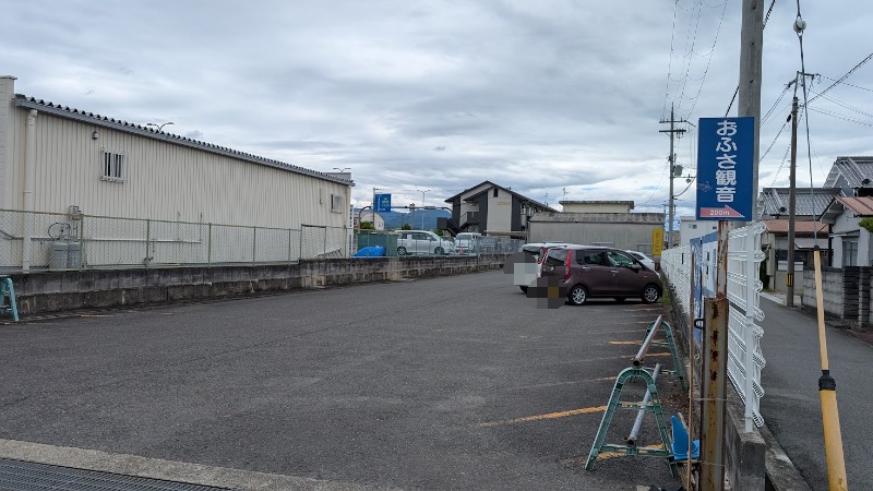 おふさ観音の第二駐車場、空きが目立つ様子。案内看板と広々とした駐車スペース