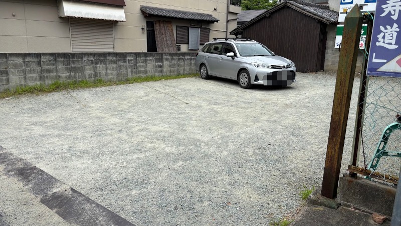 おふさ観音の山門前に位置する南駐車場。砂利敷きの駐車スペースと、駐車された車両の様子