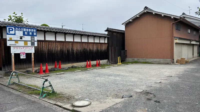おふさ観音の境内横にある西駐車場。空車状態の駐車スペースと、隣接する歴史を感じる土壁の風景