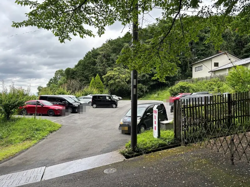 岡寺近くにある民間第二駐車場の様子。舗装された広めの敷地に数台の車が駐車されている