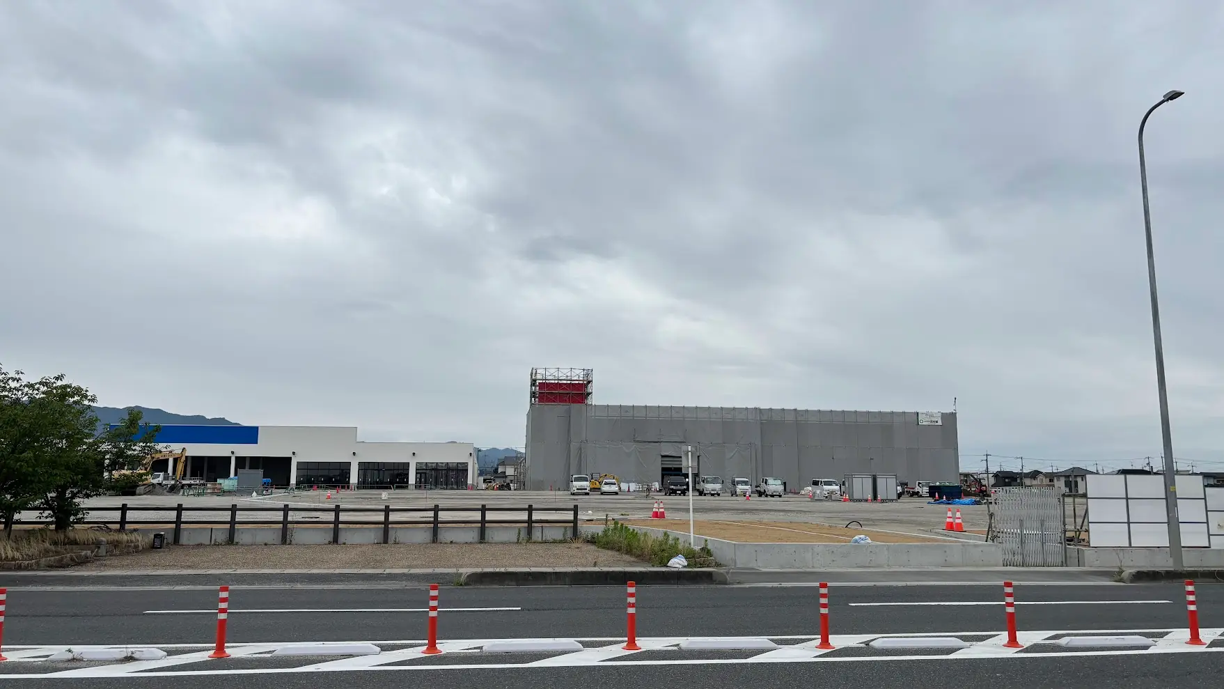 桜井市で開発が進む広大な建設現場。ケーズデンキやコーナンPROと思われる大型店舗が建設されており、その敷地の広さが分かる風景