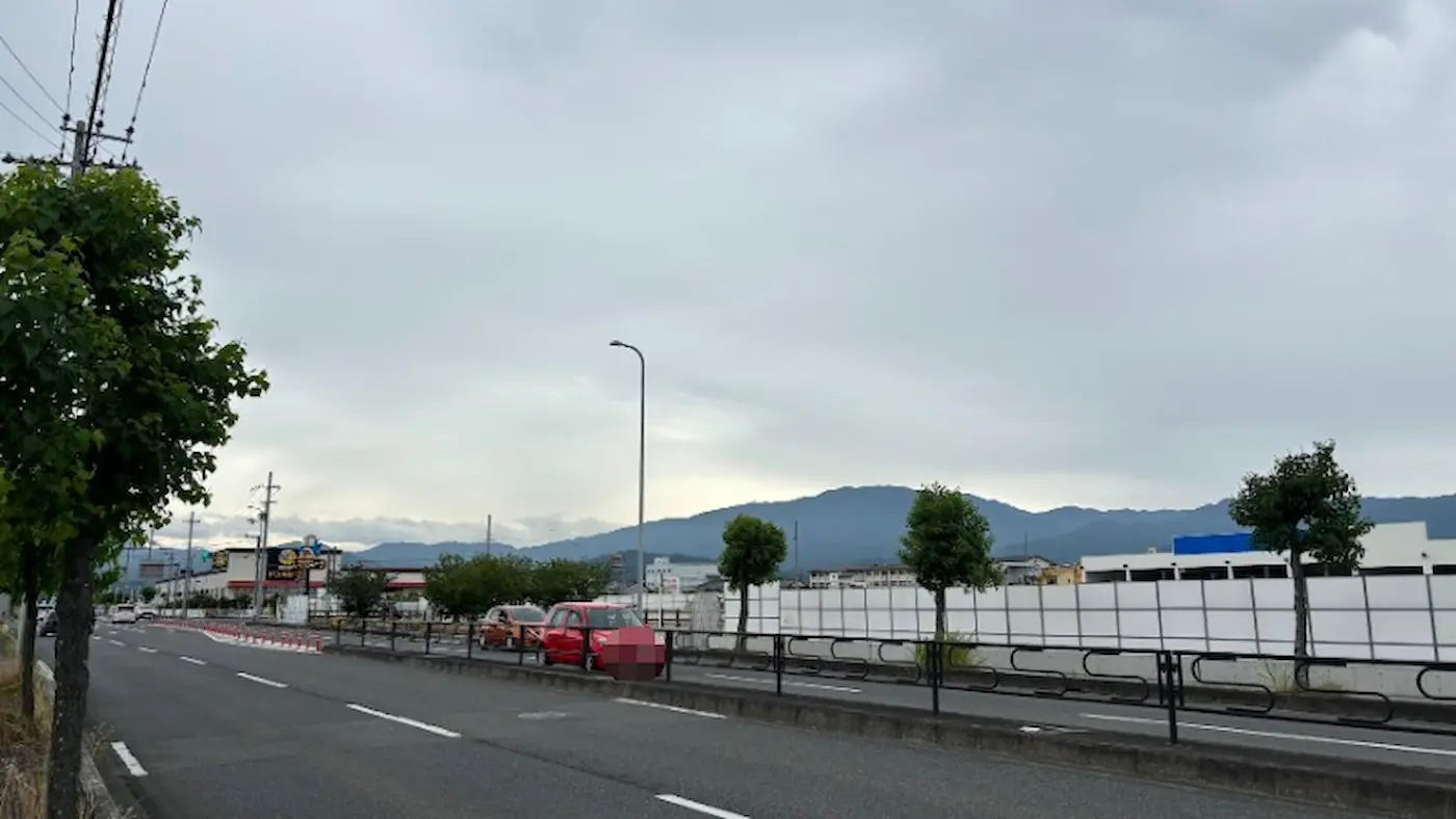 桜井市の道路から見た、建設中の商業施設現場と遠くに見えるMEGAドン・キホーテ 桜井店の様子