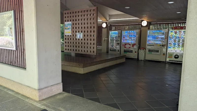 高松塚古墳第一駐車場の休憩所に設置された自動販売機とベンチスペースの様子