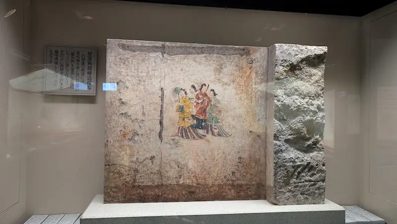 高松塚壁画館に展示されている、西壁女子群像を原寸大で再現した壁画再現模型