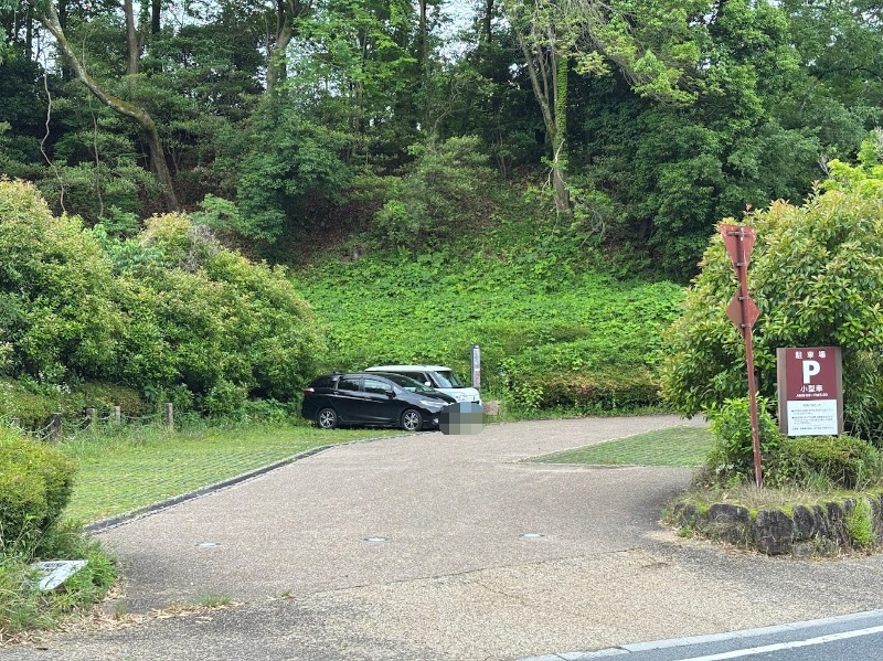 高松塚古墳の第二駐車場の様子。緑に囲まれた小さな駐車スペースに車が数台停まっている