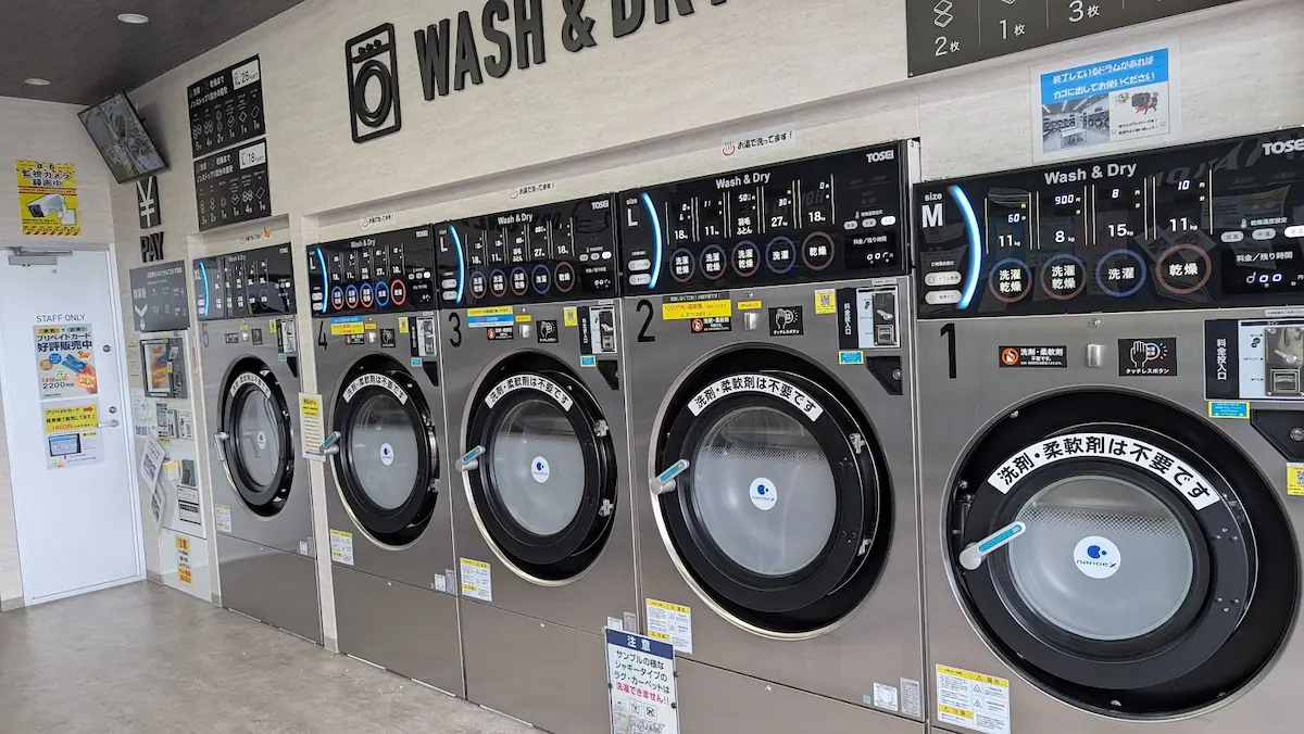 WASH LAB わたしのランドリー内に並ぶ最新の洗濯乾燥機。タッチパネル式の操作画面や洗剤不要の案内が目立つ様子