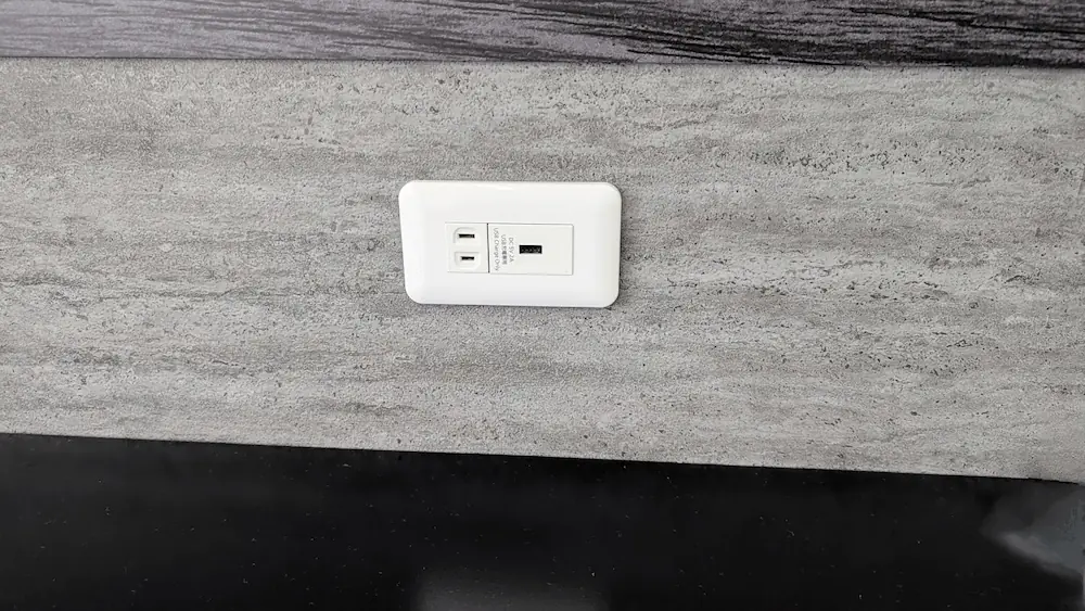 WASH LAB わたしのランドリー店舗内に設置された、通常のコンセントとUSB充電ポートが一体となった設備