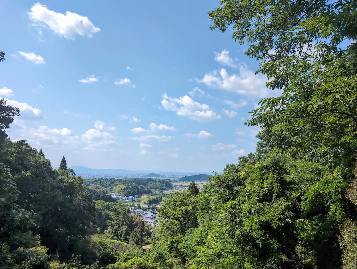 明日香村の西展望台から、手前に香久山、奥に耳成山を望む、奈良盆地のパノラマ風景。