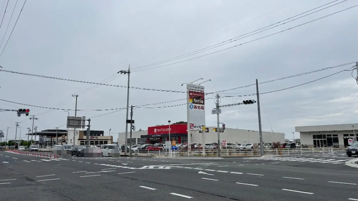 桜井市にある商業施設「ヤマイチGARDEN桜井」の全景。MATSUGEN、Seria、西松屋などの店舗看板と駐車場が並ぶ様子