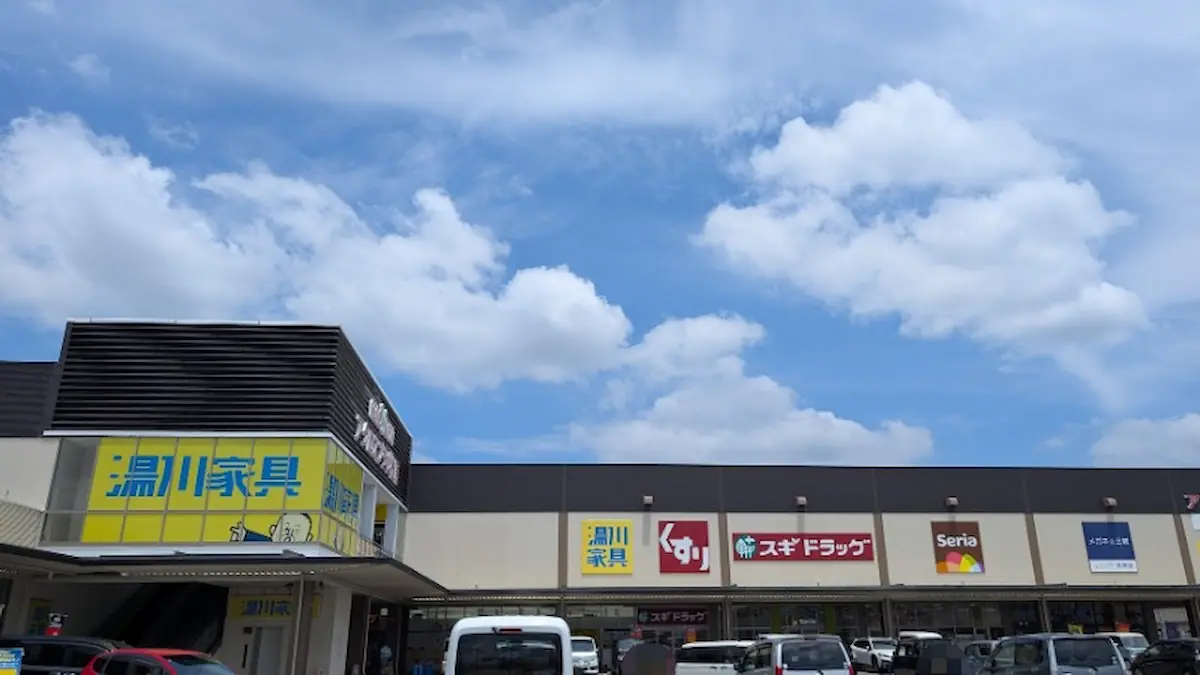 アクロスプラザ橿原の施設全景。湯川家具、スギドラッグ、Seria（セリア）などの店舗看板が並んでいる様子