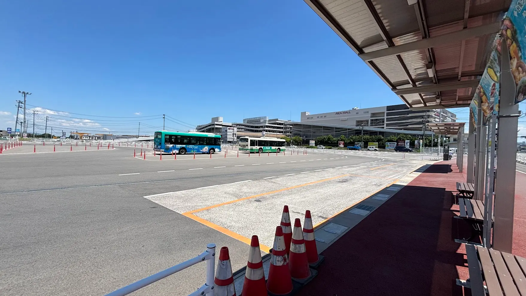 イオンモール橿原ウエストビレッジのバス停。すぐ目の前の駐車場がイベント会場となっており、アクセスが非常に便利なことが分かる様子