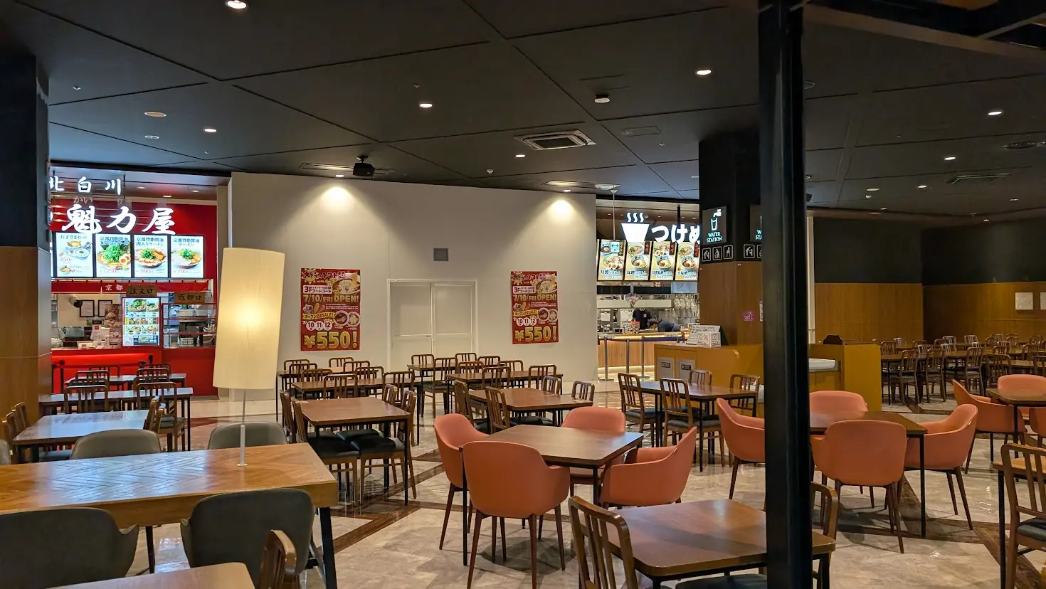 イオンモール橿原のフードコート。7月10日にオープン予定の「太陽のトマト麺」のポスターが、魁力屋とつけめんTETSUの間に掲示されている様子