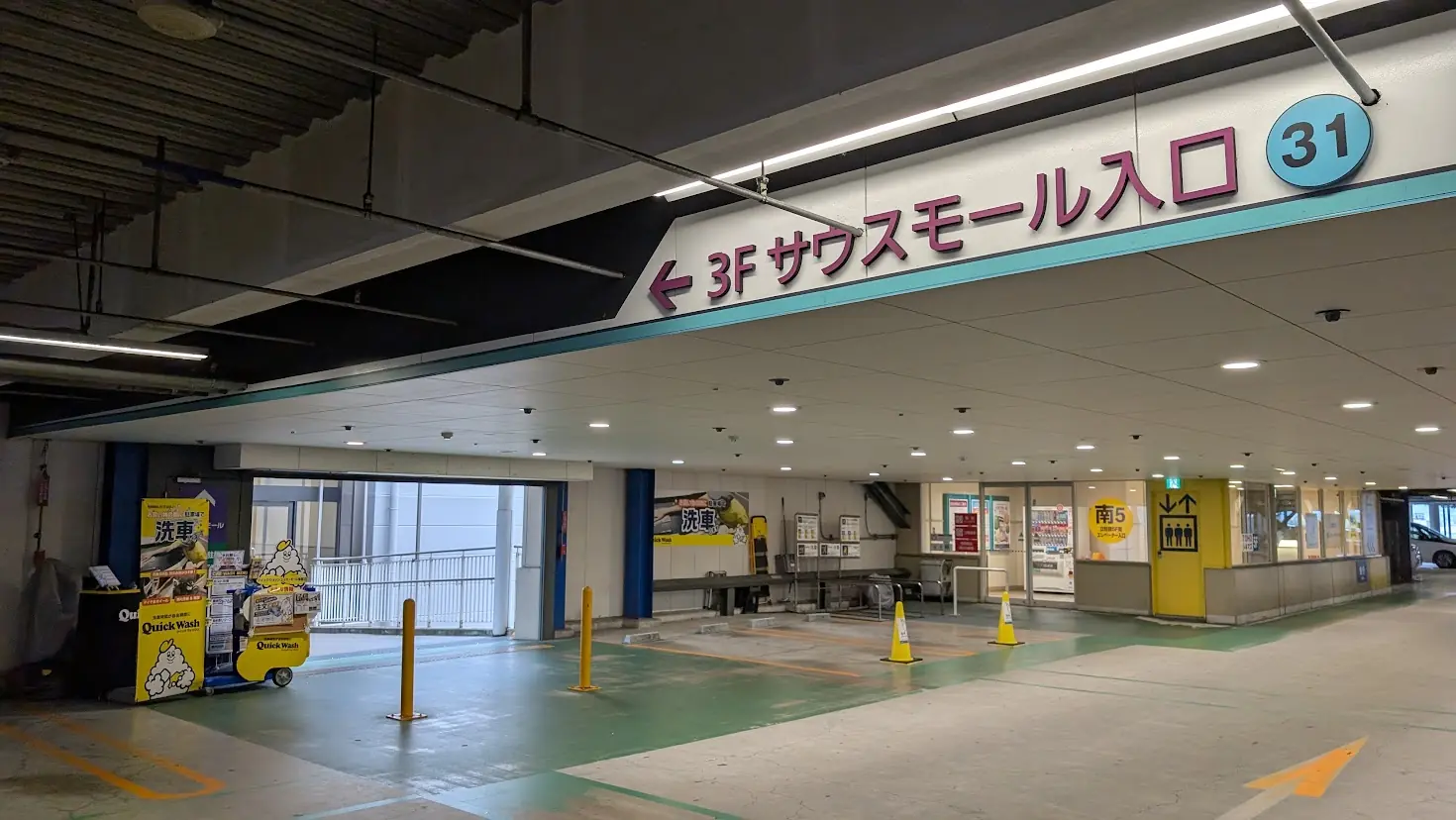 イオンモール橿原の駐車場にある「3Fサウスモール入口」の案内板。31番エリアの入り口を示す看板とエレベーター乗り場の様子