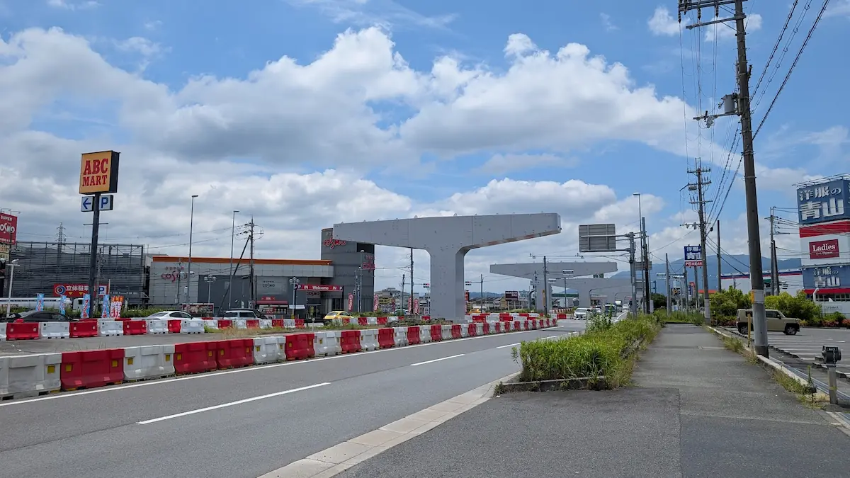 イオンモール橿原周辺の風景。「ABCマート」や「洋服の青山」の看板と、建設中の道路構造物が見える様子