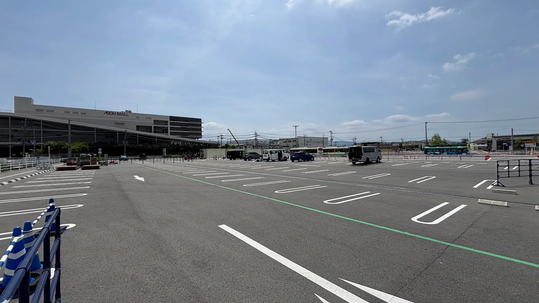 イオンモール橿原のウエストビレッジ駐車場。イベント開催に向けて、会場設営の資材や作業車両が入り、準備が少しずつ始まっている様子