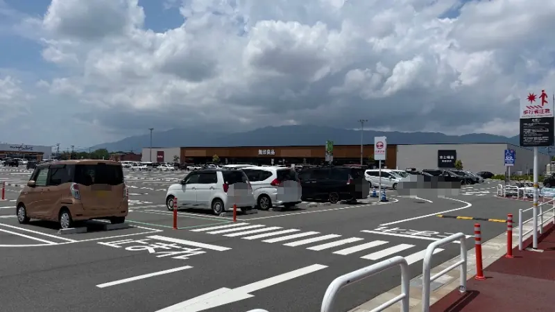 イオンモール橿原のウエストビレッジ「H」駐車場。無印良品や本と喫茶の店舗が目の前に広がる便利な駐車エリア