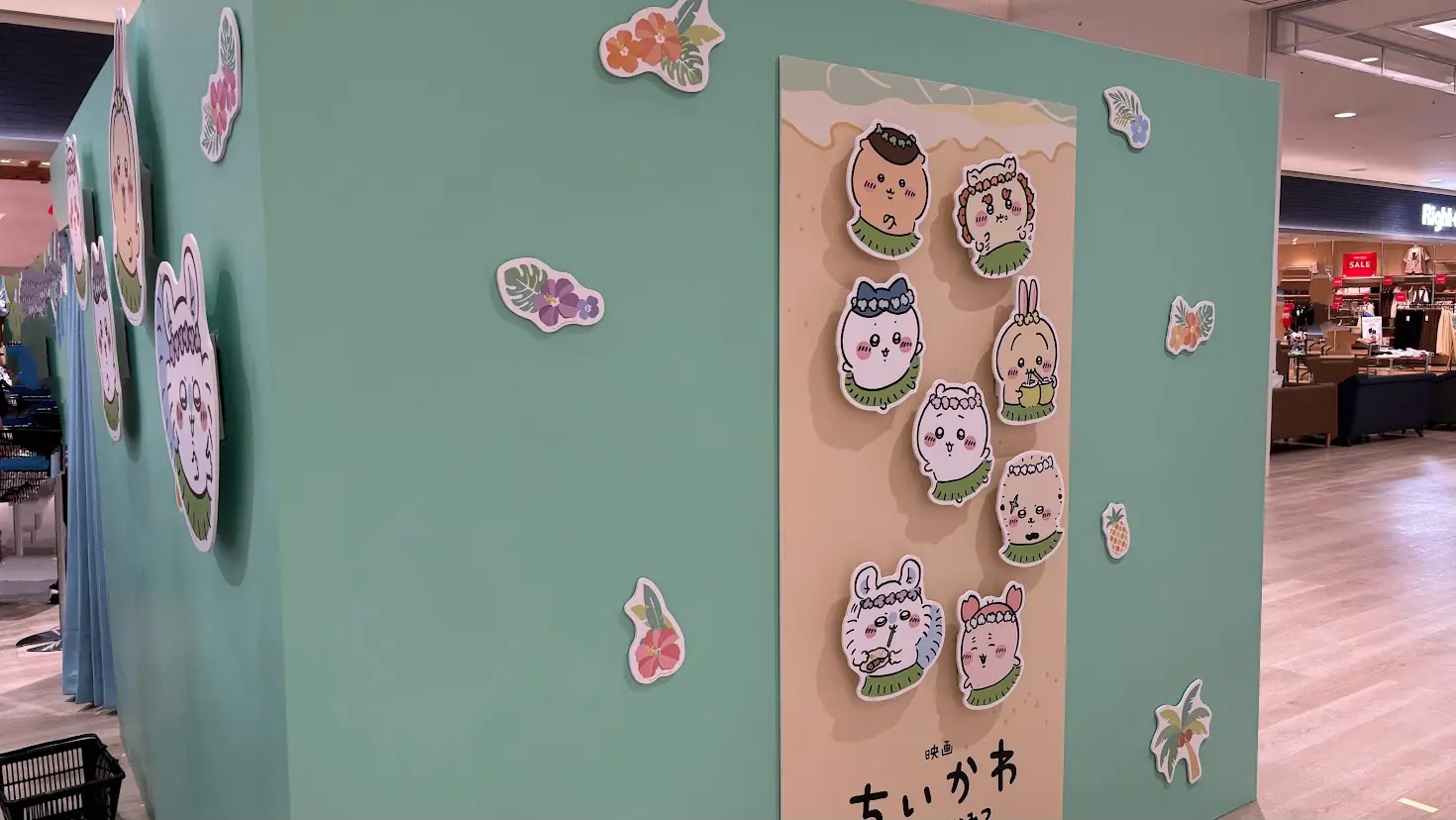 イオンモール橿原の「ちいかわ POP UP STORE」にある特設ディスプレイ。「映画ちいかわ」の世界観を表現した、キャラクターたちのイラストが描かれたパネル装飾