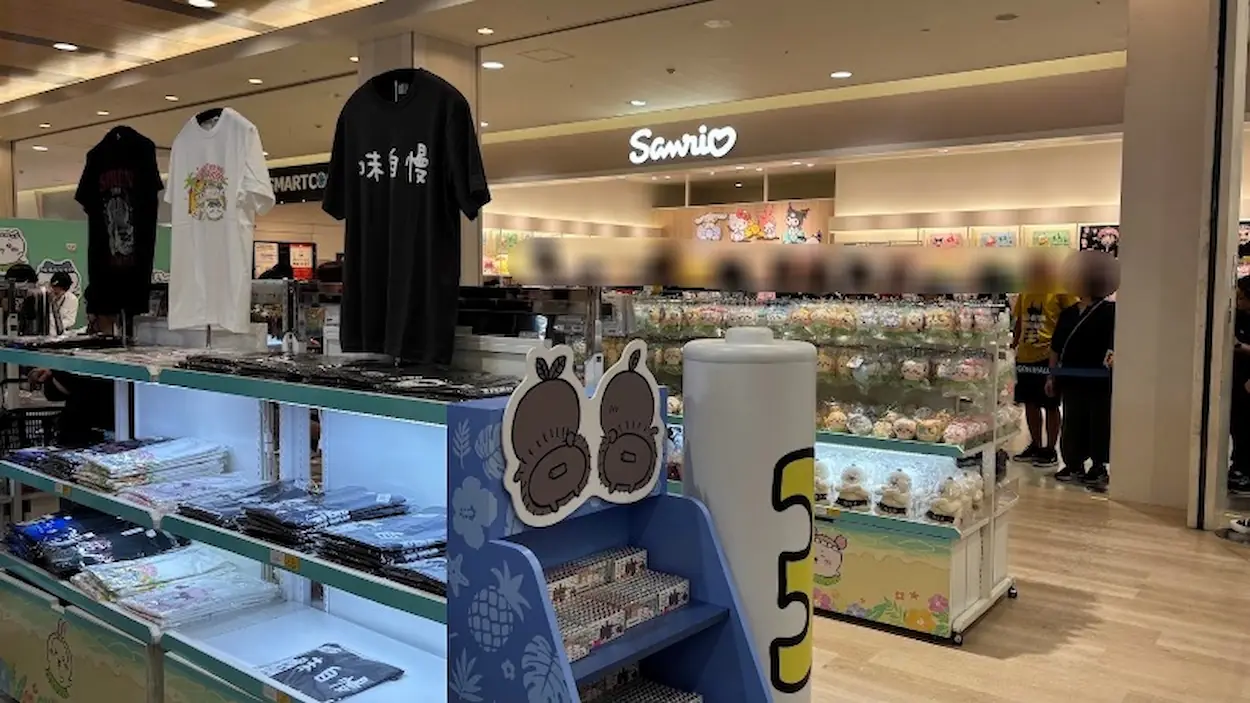 イオンモール橿原で本日7月10日にオープンした「ちいかわ POP UP STORE」の特設ブース。Tシャツやぬいぐるみなどの限定グッズが並んでいる様子