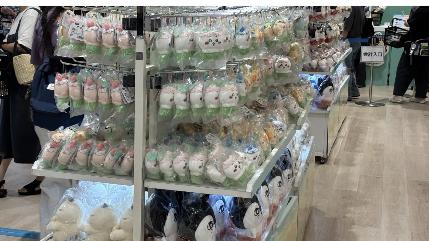イオンモール橿原の「ちいかわ POP UP STORE」にあるぬいぐるみやマスコットの棚。ちいかわたちのキャラクター商品が豊富に陳列されている様子