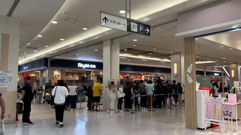 イオンモール橿原の「ちいかわ POP UP STORE」初日の様子。特設ブースへの入場を待つファンの長蛇の列が伸びている様子