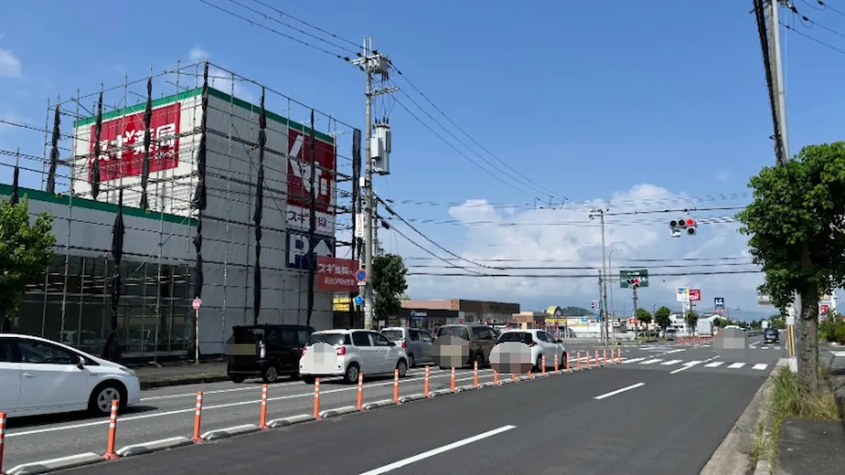 中和幹線を西側（橿原方面）に向けて撮影した風景。建設中のスギ薬局と、その先の店舗が並ぶ周辺環境