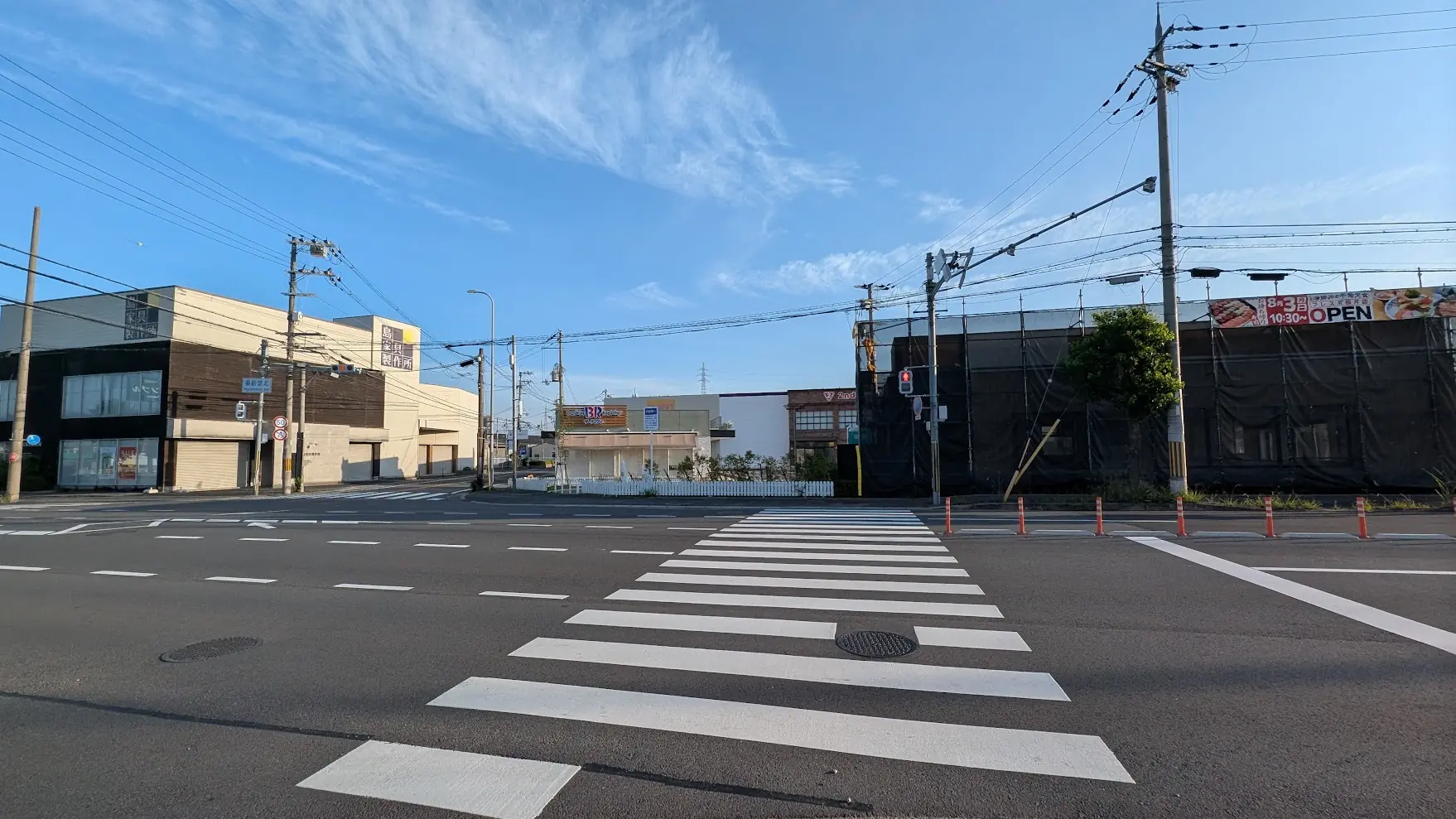 「東新堂北」交差点の風景。サーティワンアイスクリームの隣で工事が進む「大起水産 海鮮丼と干物定食専門店 桜井店」の建設地が映っている