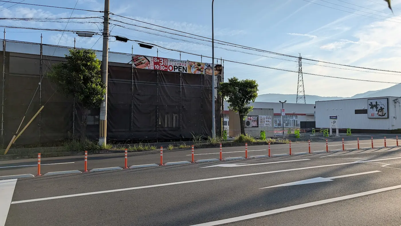 建設中の「大起水産 海鮮丼と干物定食専門店 桜井店」と、その隣に並ぶ「どうとんぼり神座」の店舗。周辺の土地利用状況が分かる風景