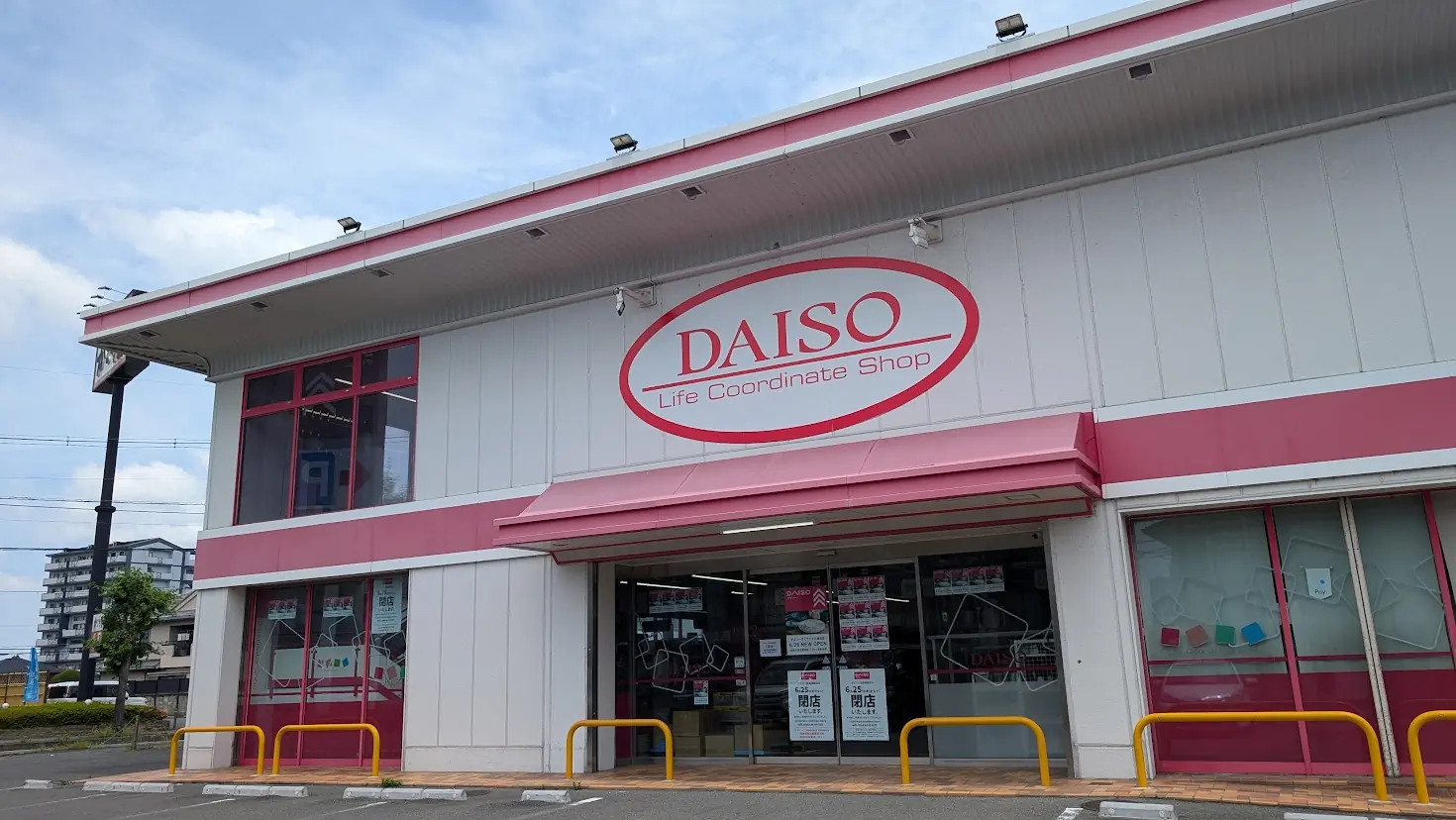 国道24号線沿いにあったダイソーの閉店した店舗外観。入口には6月25日で閉店した旨を知らせる掲示がある