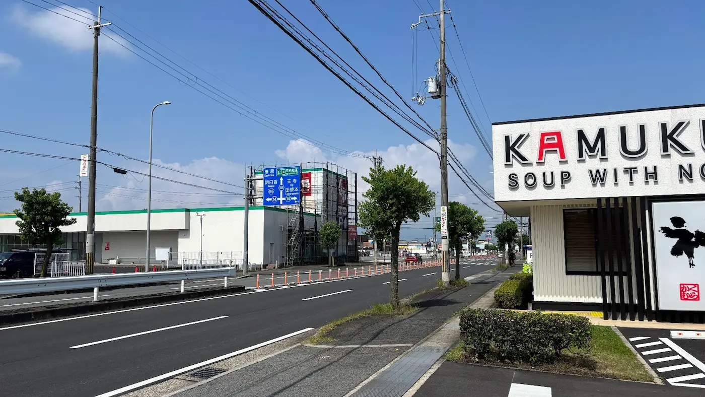 「どうとんぼり神座」店舗前から見た、道路を挟んで向かい側にあるスギ薬局（建設中）の様子