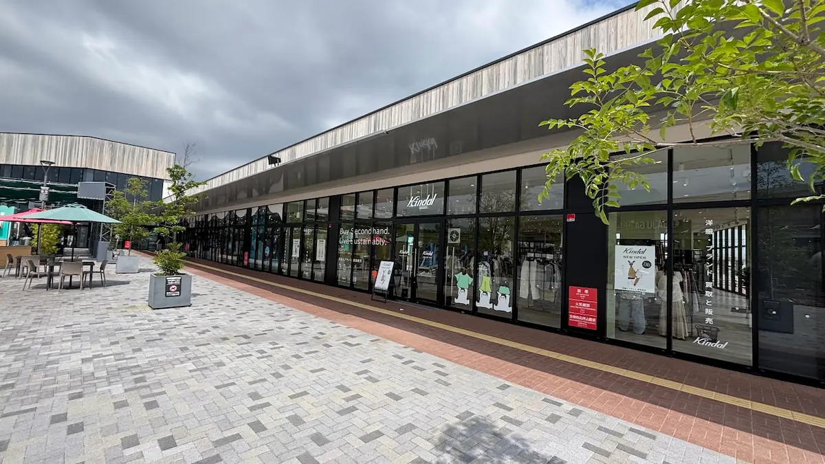 イオンモール橿原にオープンしたブランド古着・買取店「カインドオル」。ガラス張りで開放感のある外観で、買い物がしやすそうな店舗の様子