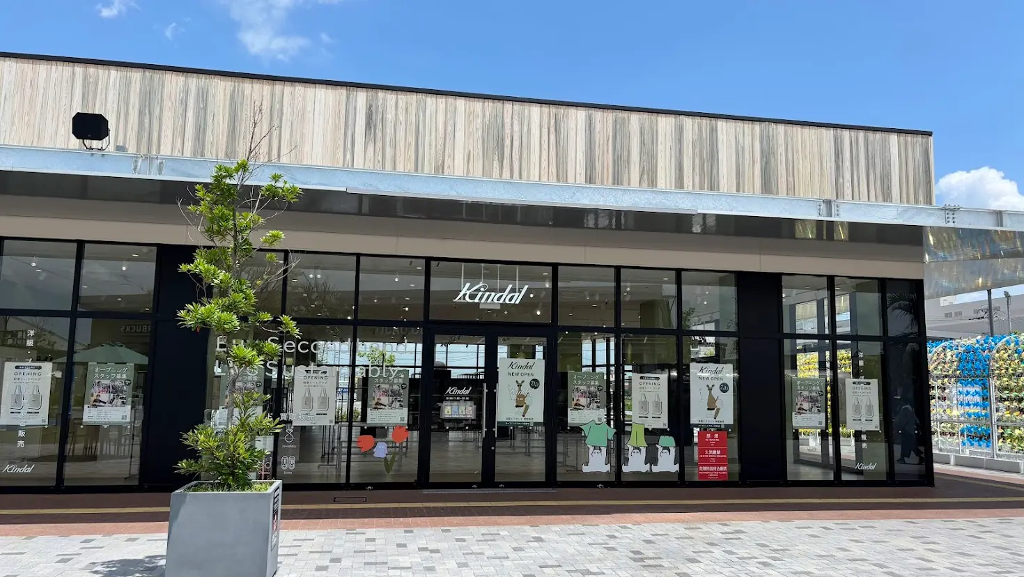 イオンモール橿原にオープンするブランド古着専門店「Kindal（カインドオル）」のスタイリッシュな外観