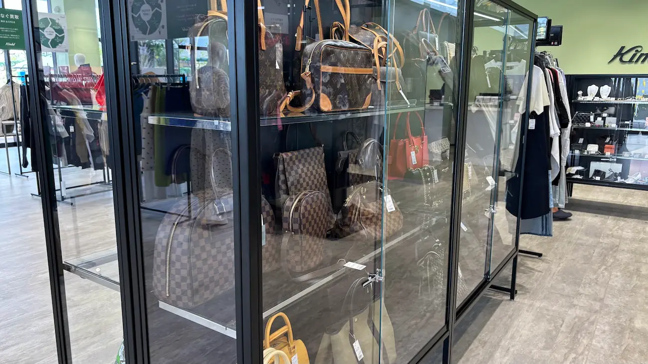 イオンモール橿原カインドオルの店内に置かれたガラスケース。ルイ・ヴィトンなどのハイブランドバッグが整然と並んでいる様子