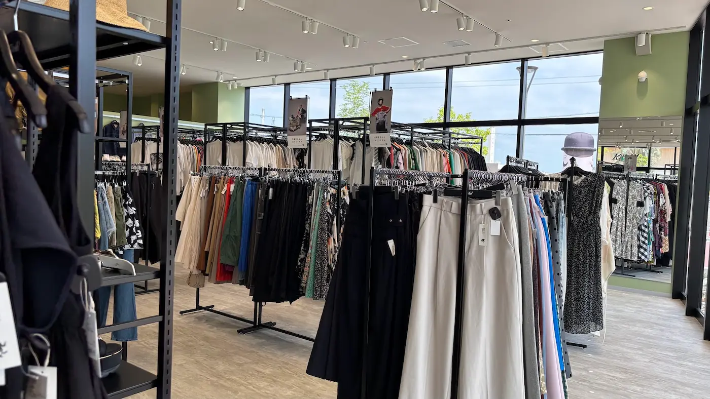 イオンモール橿原のカインドオル店内全景。大きな窓から光が入り、白を基調とした明るく整然とした売り場の様子