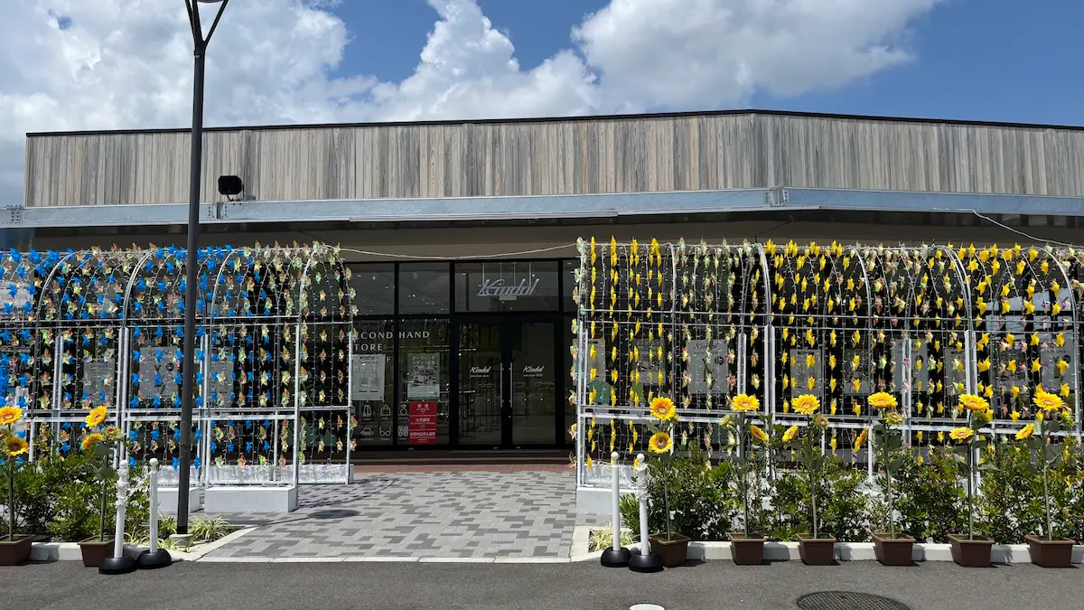 Kindal（カインドオル）イオンモール橿原店の入り口に設置された、風車のトンネルとひまわりの装飾