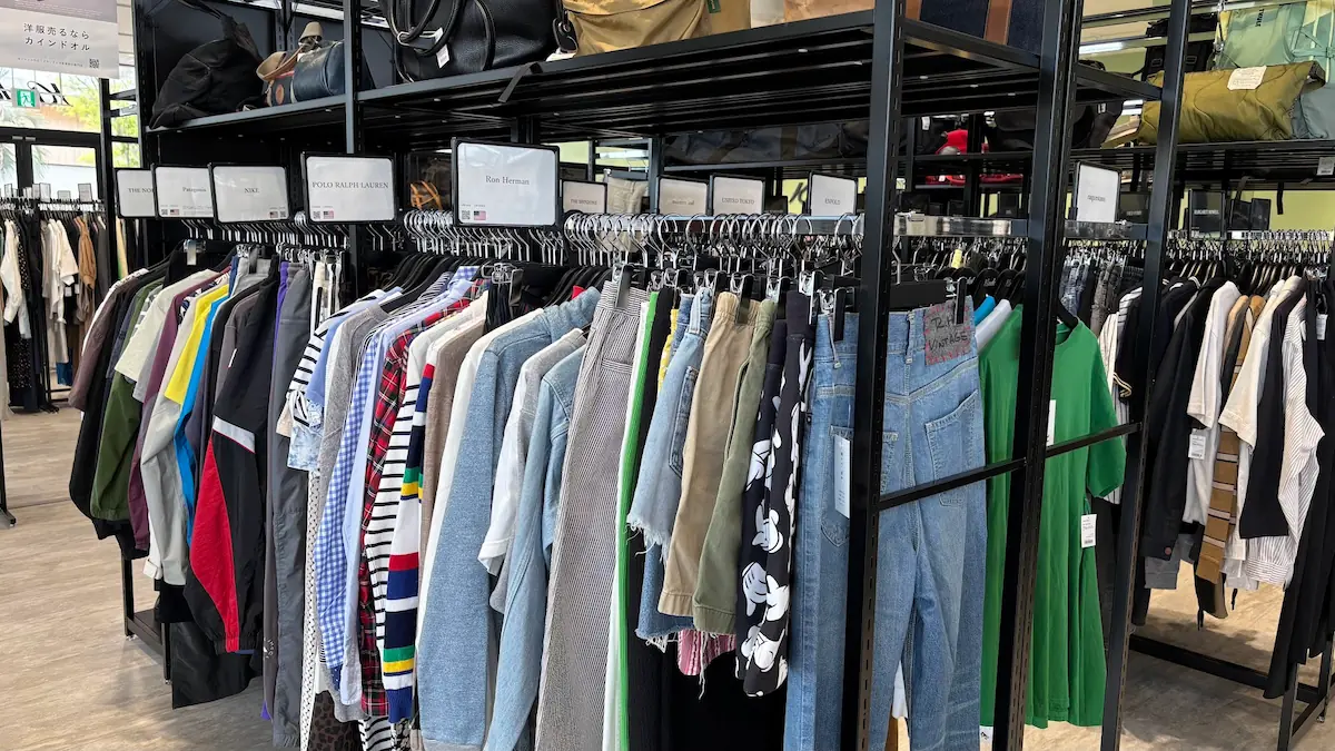 イオンモール橿原カインドオルの店内ラック。ラルフローレンやロンハーマンなど、アメリカブランドの服が国別に分かりやすく分類・陳列されている様子